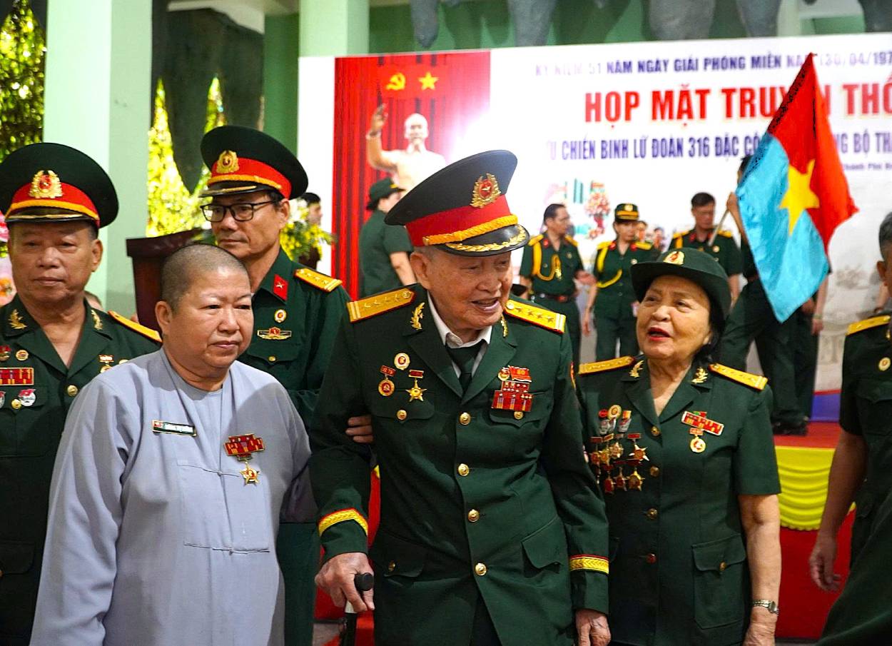 At the age of 98, Intelligence Colonel, Hero of the People's Armed Forces Nguyen Van Tau is still healthy, reuniting with his comrades in a traditional gathering. Photo: Mai Anh.