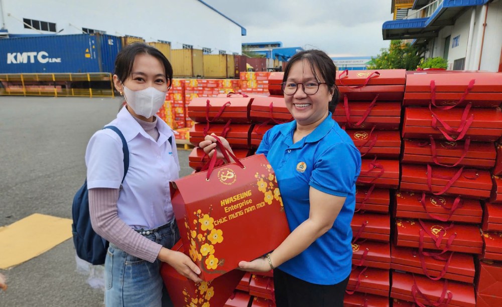 Ms. Ton Nu My Hanh (right) - Chairwoman of the grassroots Trade Union of Hwaseung Rach Gia Co., Ltd. - presents Tet gifts to union members and employees. Photo: Company Trade Union