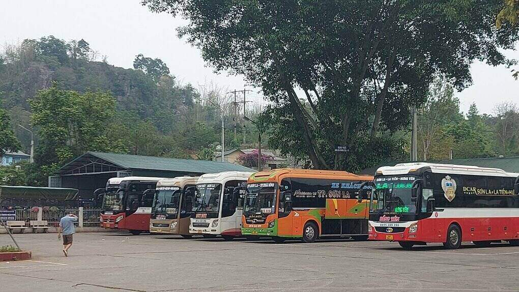 Les prix des billets pendant les vacances sur les lignes de bus reliant Hanoï aux provinces du Nord-Ouest sont maintenus comme d'habitude. Photo: Minh Nguyễn