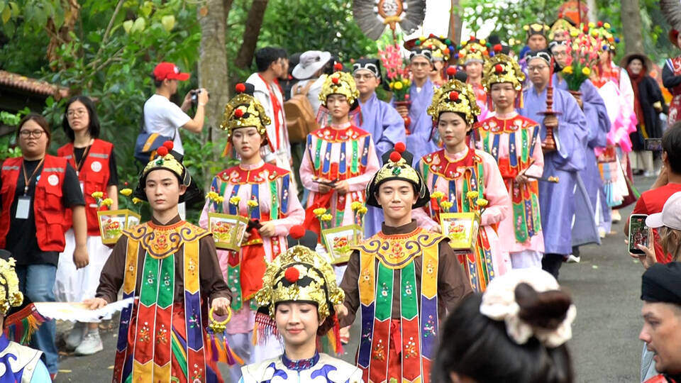 Ho Chi Minh City youth wear Vietnamese costumes, recreating heritage space in the heart of the city.
