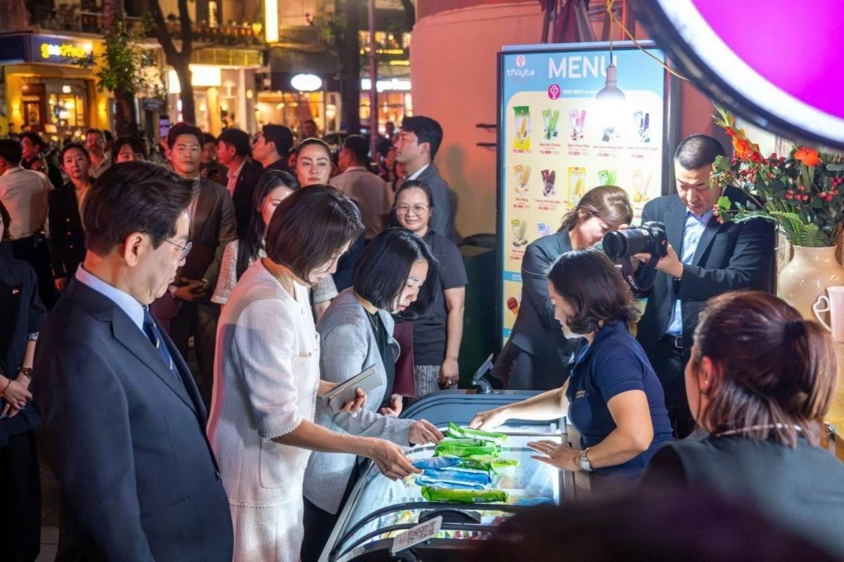 Vợ chồng Tổng thống thưởng thức kem Thủy Tạ. Ảnh: Nhà hàng cung cấp