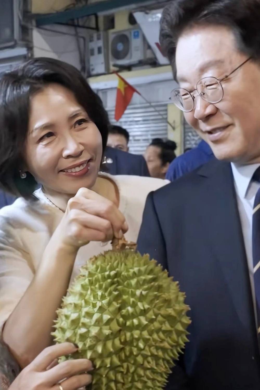 Vợ chồng Tổng thống mua sầu riêng cho thành viên trong đoàn. Ảnh: Tiktok nhân vật