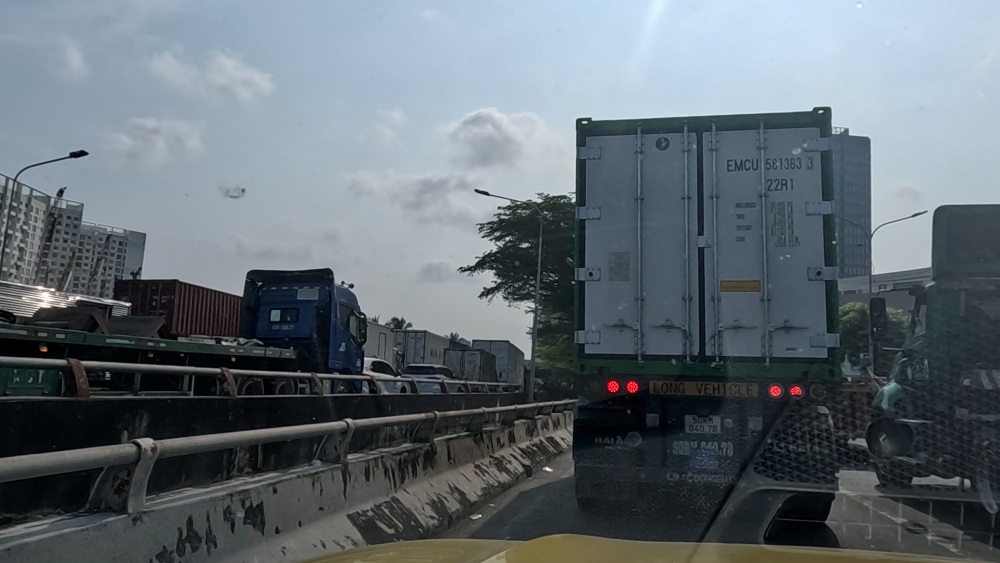    Hàng nghìn phương tiện, chủ yếu là xe container, xe tải nối đuôi nhau kéo dài hàng kilomet trên đại lộ Nguyễn Văn Linh đầu giờ chiều 25.4. Ảnh: Minh Tâm