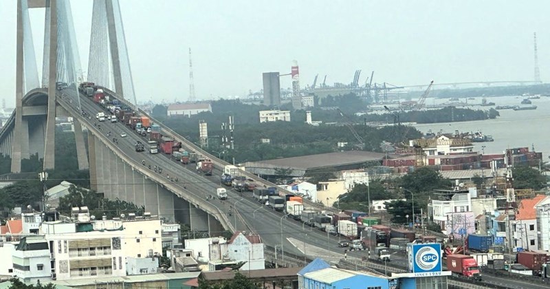 Hàng nghìn xe nối đuôi nhau trên Đại lộ Nguyễn Văn Linh hướng cầu Phú Mỹ