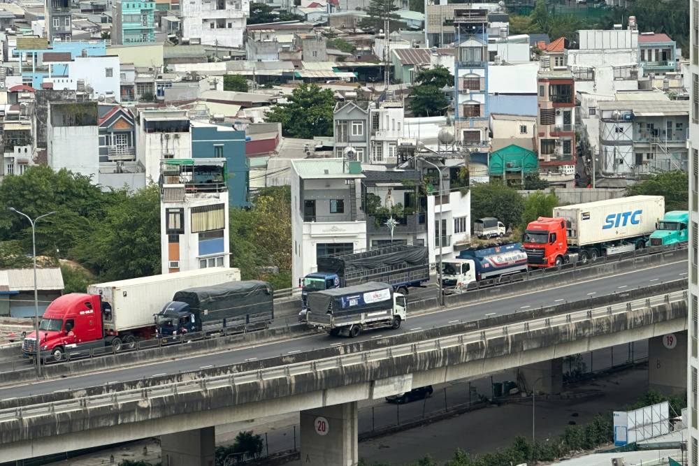 Dòng xe container “rồng rắn” nối đuôi nhau trên cầu Phú Mỹ. Ảnh: Minh Tâm