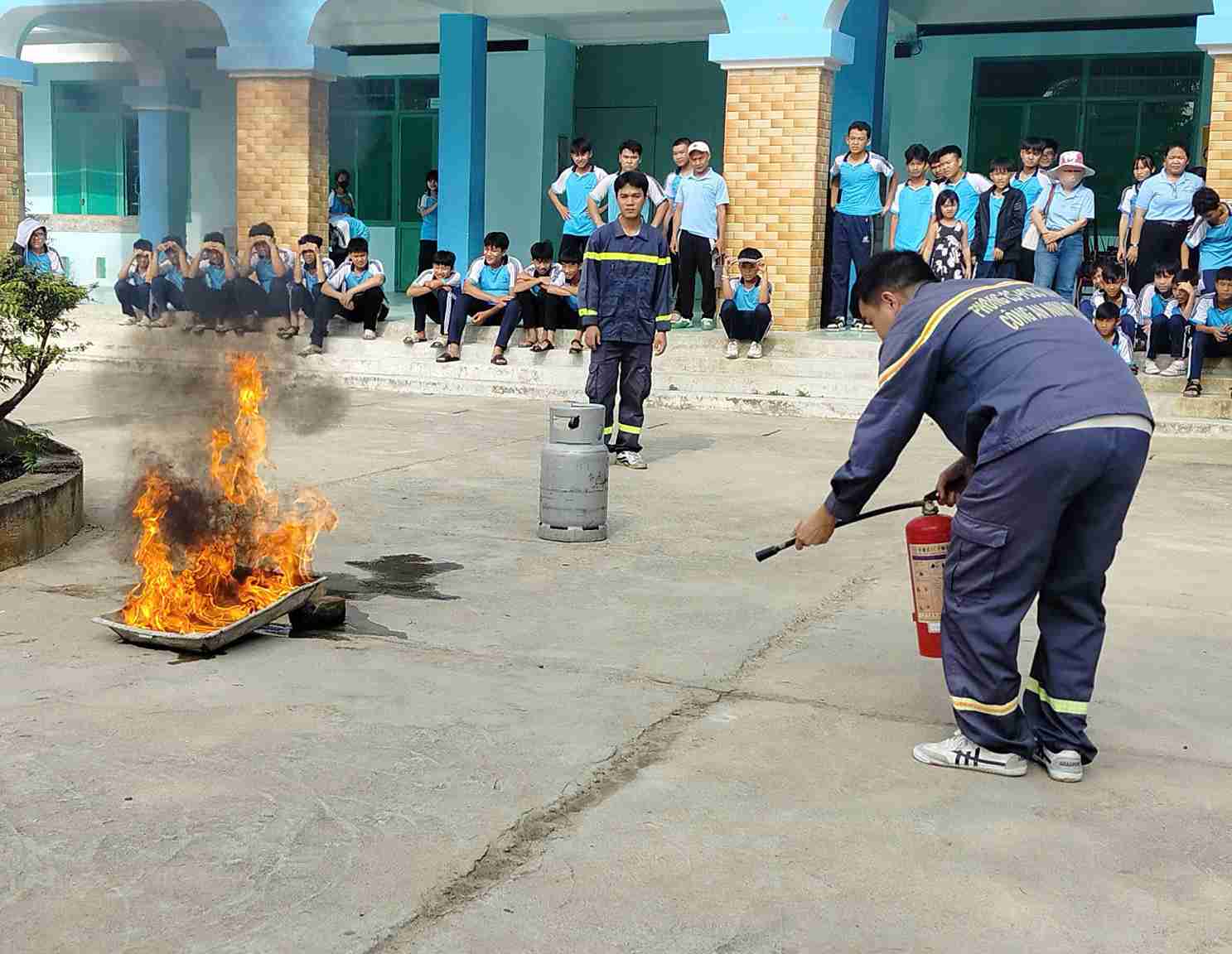 Học sinh trải nghiệm làm lính cứu hỏa