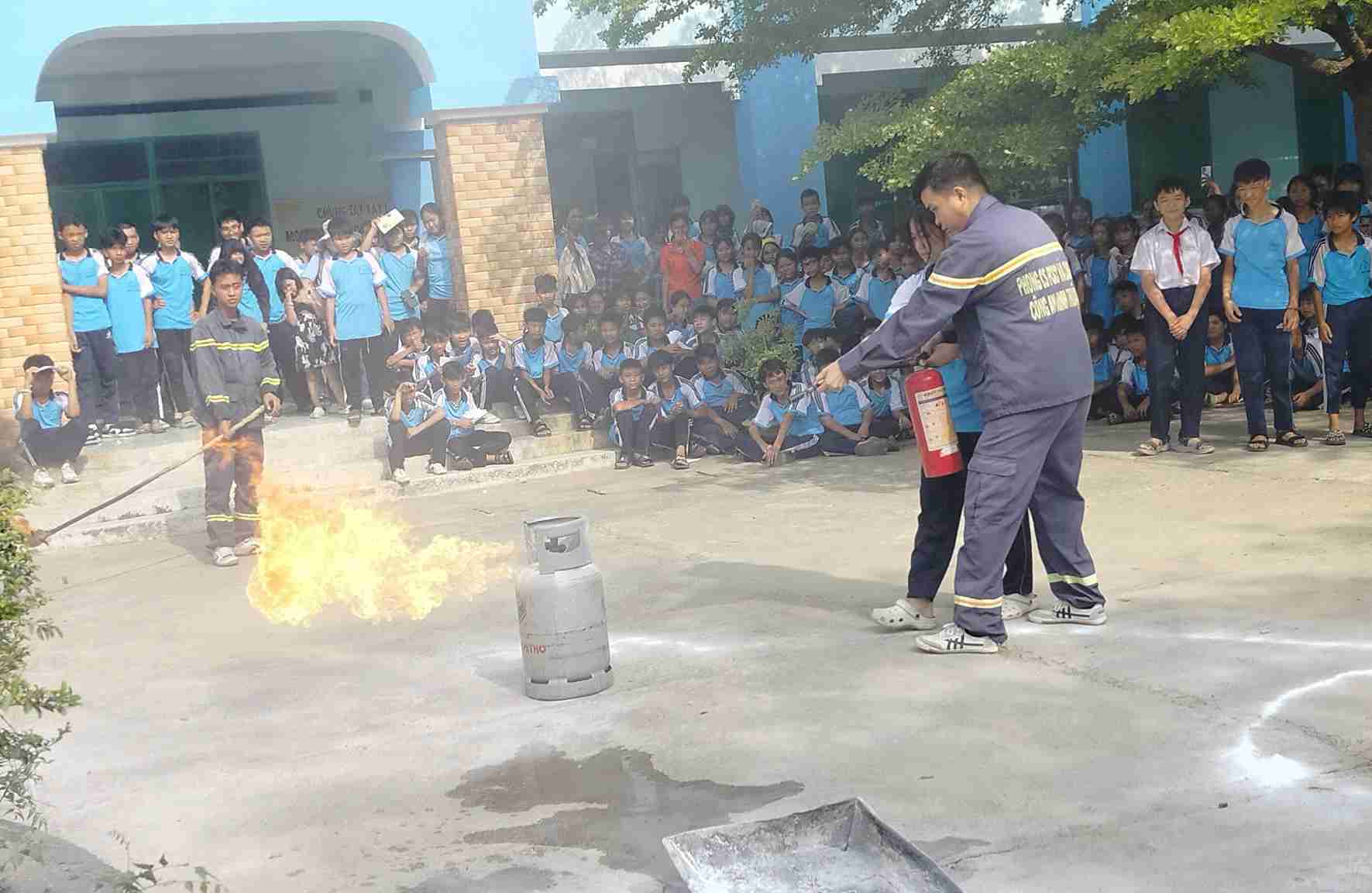 Students in Khanh Hoa experience being firefighters. Photo: Huu Long