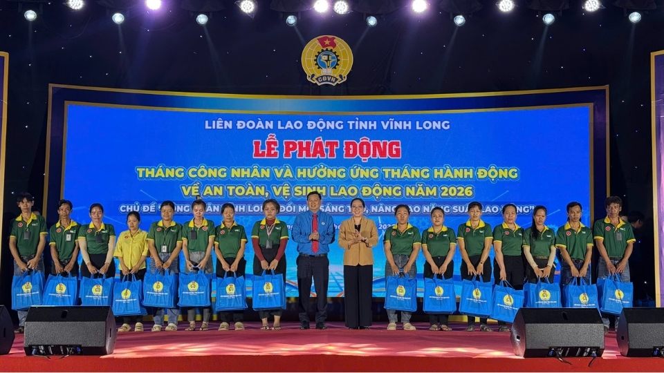 Vinh Long Provincial Trade Union presents gifts to union members and workers in difficult circumstances at the launching ceremony of Workers' Month 2026. Photo: Hoang Loc
