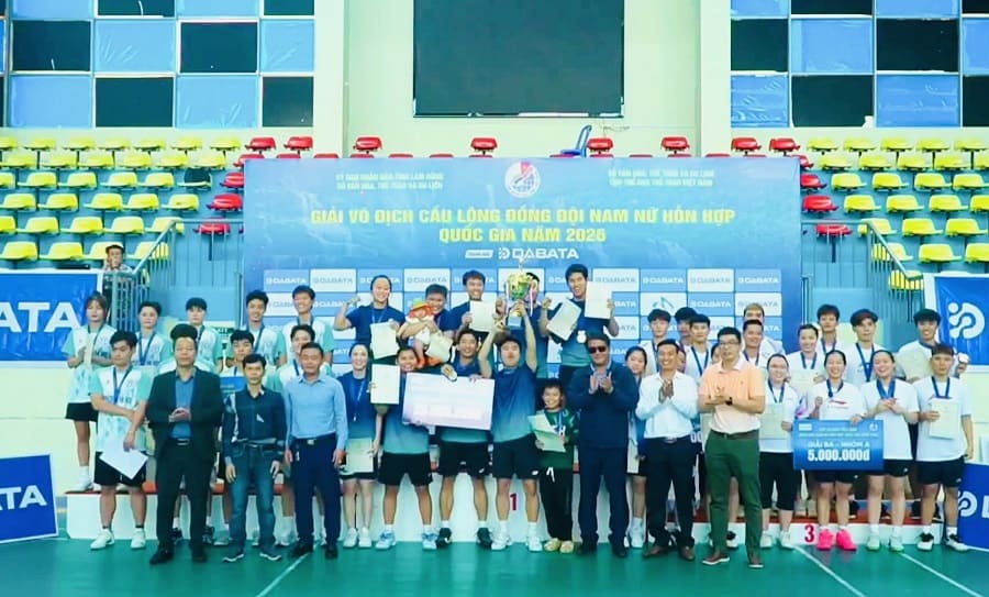 Vu Thi Trang and the Ho Chi Minh City team won the championship in this year's tournament held in Lam Dong. Photo: Vietnam Badminton Federation