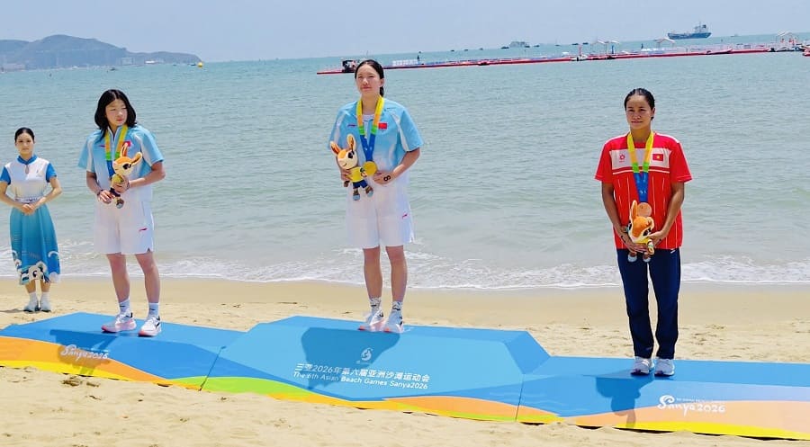 Vo Thi My Tien (red shirt) won the first medal for Vietnamese swimming at the 2026 Asian Beach Games. Photo: Hoai Viet