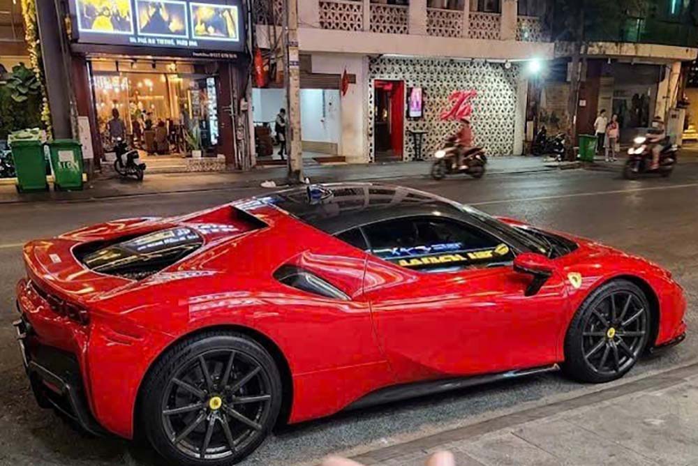 Ferrari SF90 Stradale with rare carbon rims appeared on the streets of Ho Chi Minh City, attracting the attention of car enthusiasts. Photo: Phat Tran