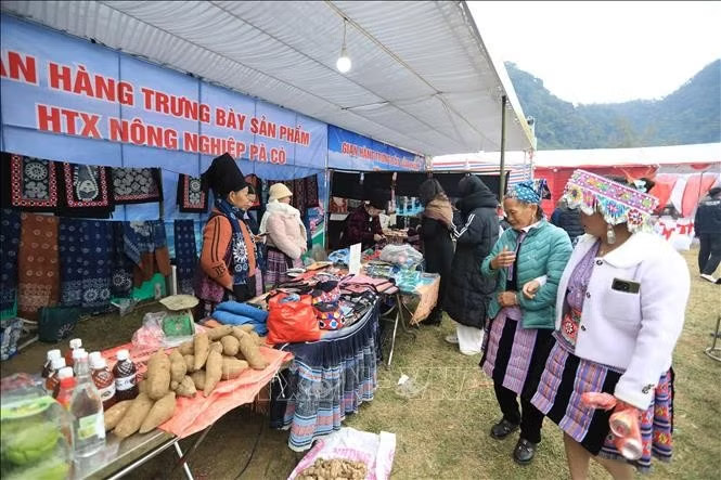 Goods produced by local people are sold at the Gau Tao festival (Phu Tho). Photo: Trong Dat/VNA