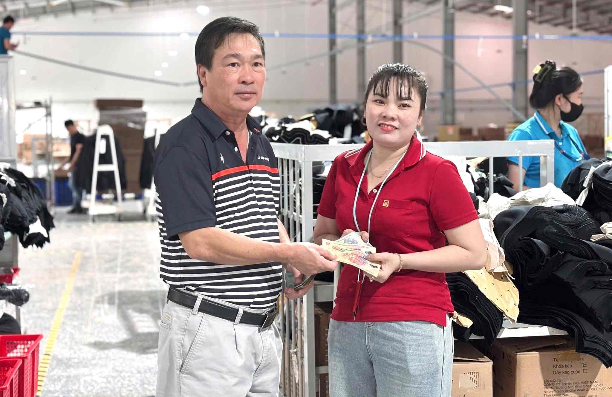 Ông Ngô Ngọc Thuận, Phó Giám đốc Công ty Cổ phần Đồng Phú Cường (bên trái ảnh) mong muốn có thêm nhiều chương trình về nhà ở công nhân và hạ tầng xã hội để người lao động gắn bó lâu dài. Ảnh: HAC