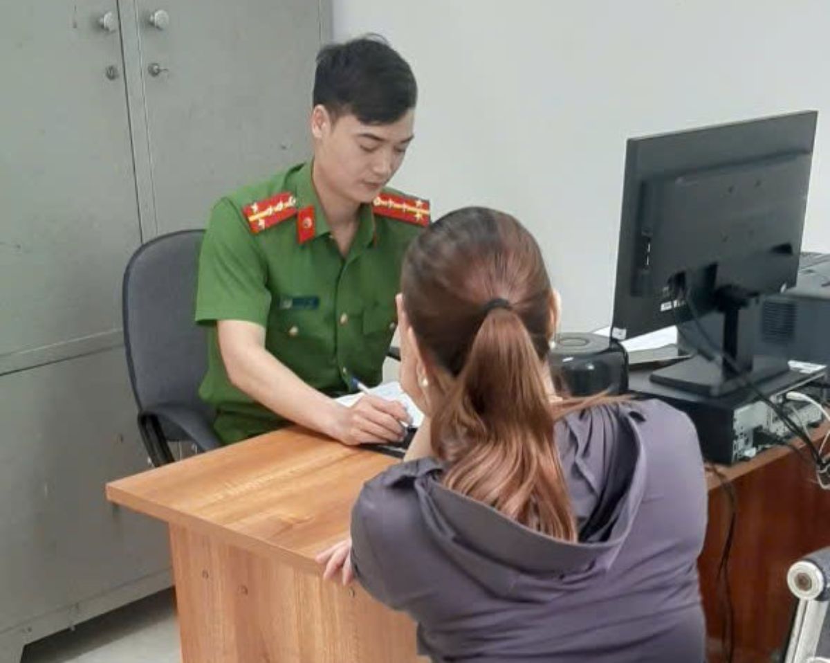 Người phụ nữ đăng hình ảnh cán bộ, chiến sĩ Công an xã với nội dung chưa đúng chuẩn mực bị xử lý. Ảnh: Công an Hưng Yên