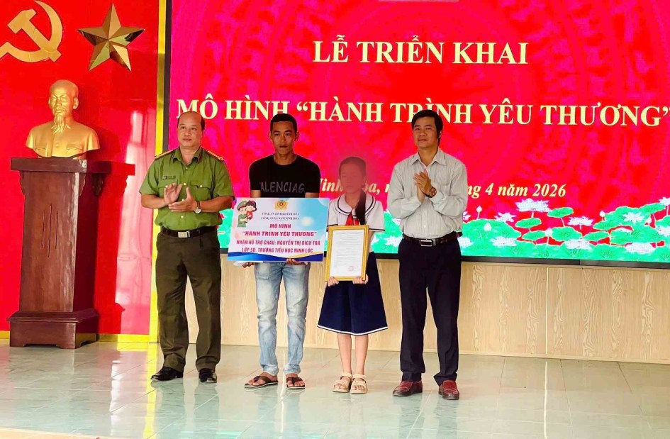 Commune police officers in Khanh Hoa contribute money monthly to support disadvantaged students to go to school. Photo: Police provided