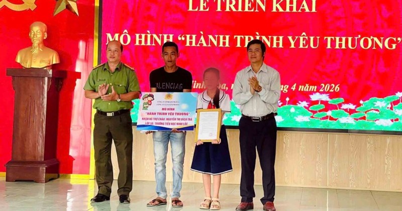 Công an xã đóng góp tiền hàng tháng giúp học sinh khó khăn đến trường