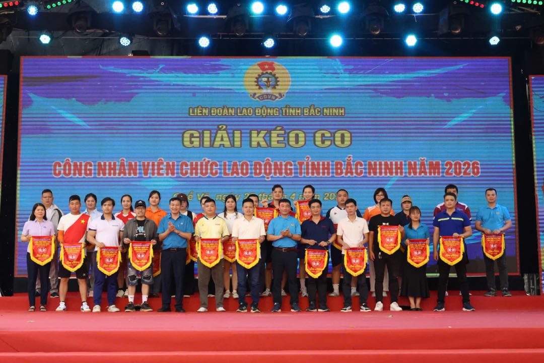 Ban Tổ chức trao Cờ lưu niệm tới các đội tham gia hội thi. Ảnh: Quyết Chiến 