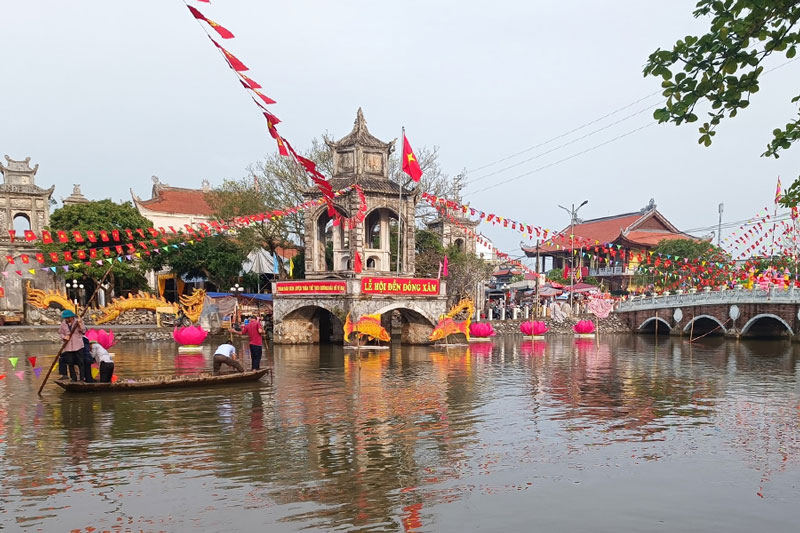 Ngoài phần lễ, hội đền Đồng Xâm còn diễn ra nhiều hoạt động văn hóa đặc sắc, mang tinh thần truyền thống của người dân địa phương. Ảnh: Dương Anh