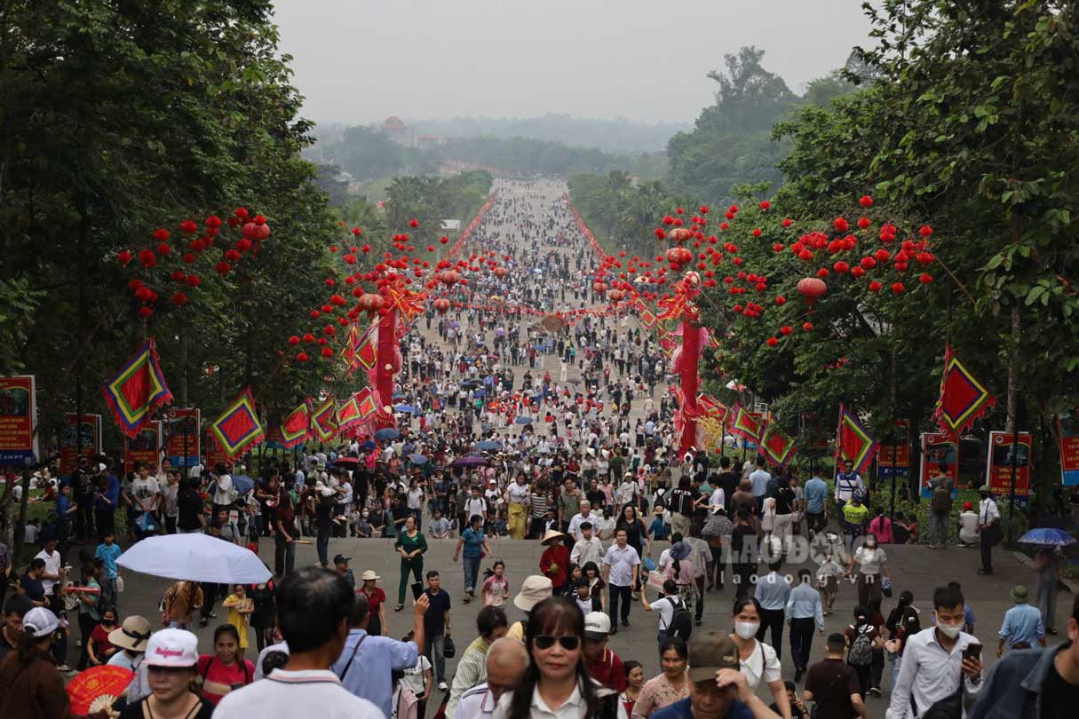 Người dân, du khách về Đền Hùng dịp Giỗ Tổ Hùng Vương năm 2026. Ảnh: Thu Hiền 