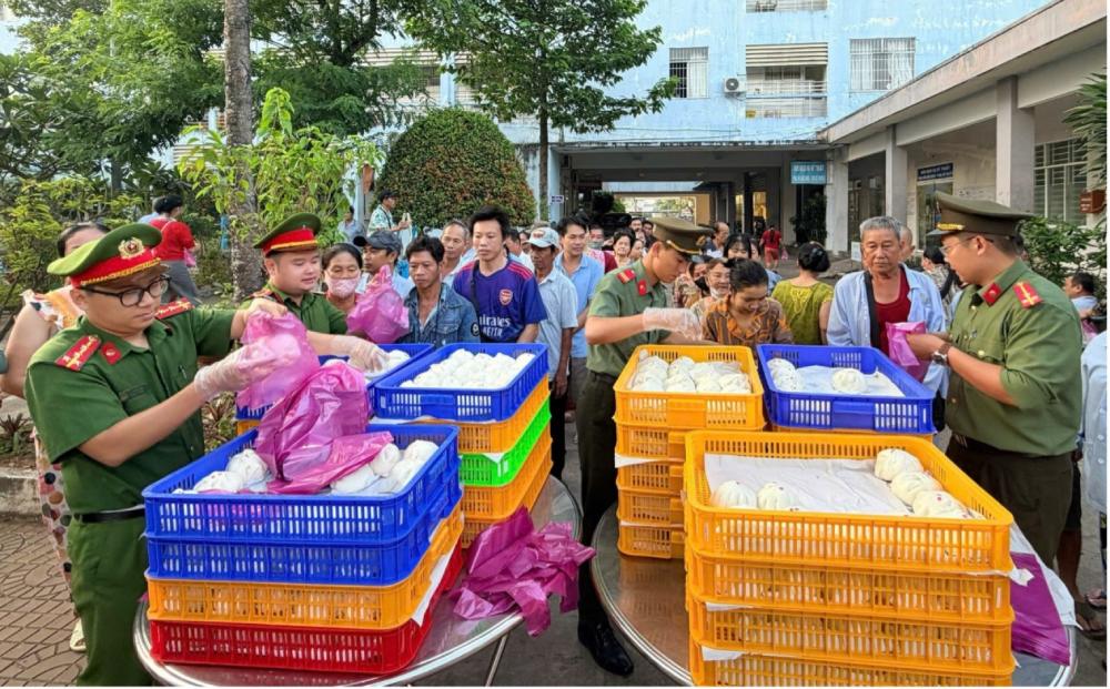 Những suất ăn thơm ngon, nóng hổi được chuẩn bị chu đáo để phát cho bệnh nhân nghèo tại Bệnh viện Y dược cổ truyền Kiên Giang. Ảnh: Văn Vũ