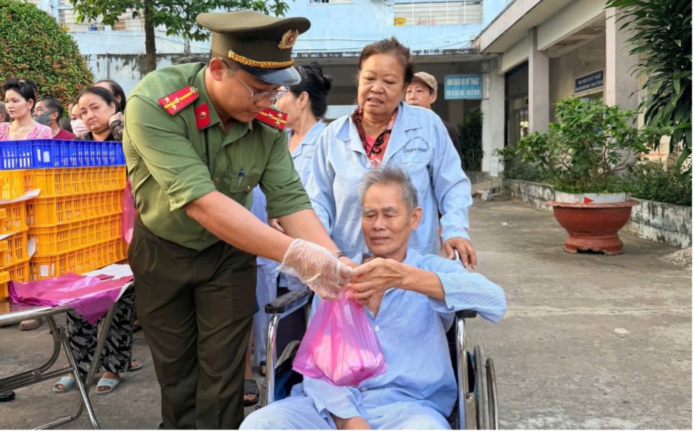 アンザン省警察青年委員会は、慈善団体「愛の種を蒔く」と協力して、「情け深い朝」プログラムを継続して開催します。写真:ヴァン・ヴー