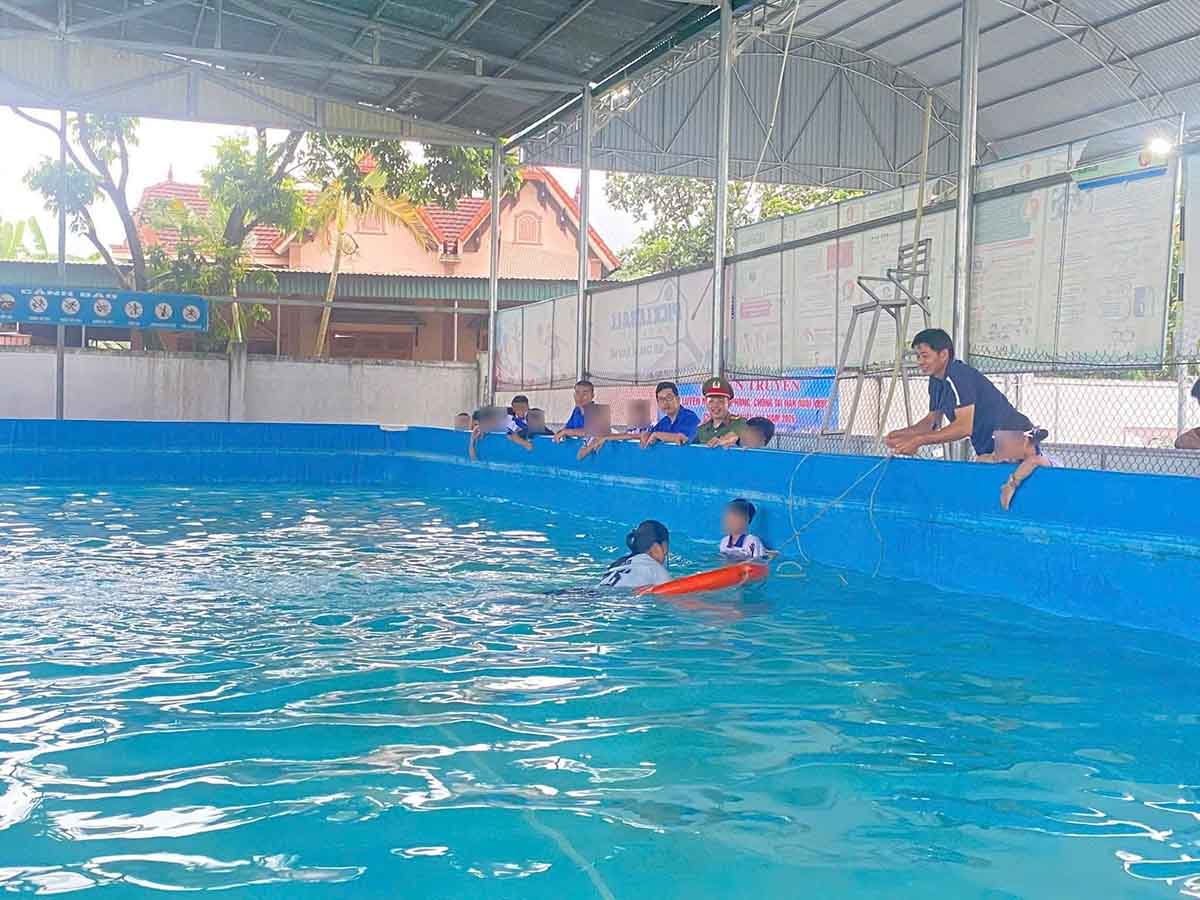Young people participate in propaganda programs, swimming practice, and drowning prevention in Quy Hop commune (Nghe An). Photo: Mai Ngan