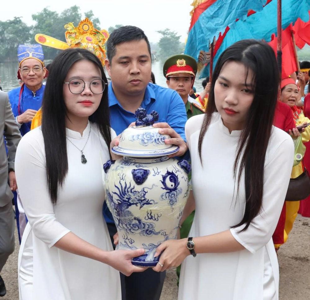 Nước lấy từ sông Hoàng Long về được dâng tại Đền thờ Vua Đinh Tiên Hoàng. Ảnh: Nguyễn Trường