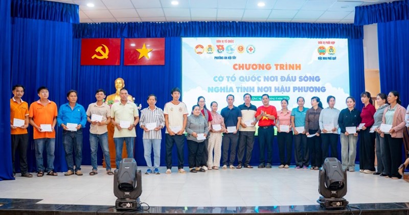 Phú Quý: Tặng quà hỗ trợ đoàn viên, học sinh khó khăn