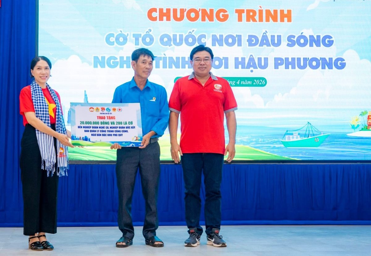 Trao tặng cờ tổ quốc cho Nghiệp đoàn Khai thác hải sản Tam Thanh. Ảnh: Phạm Duy 