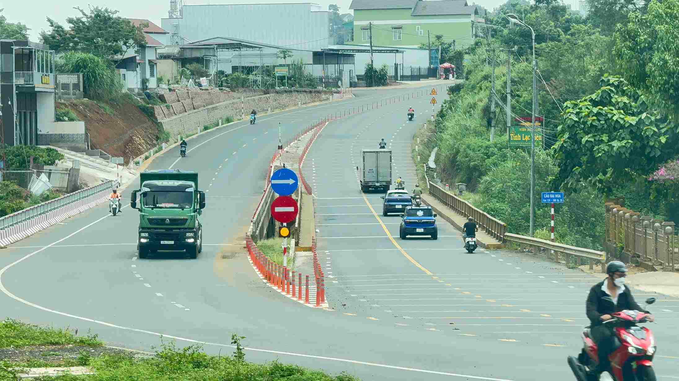 Phương tiện lưu thông qua lại trên cầu mới Đại Nga (xã Bảo Lâm 2). Ảnh: Phúc Khánh 