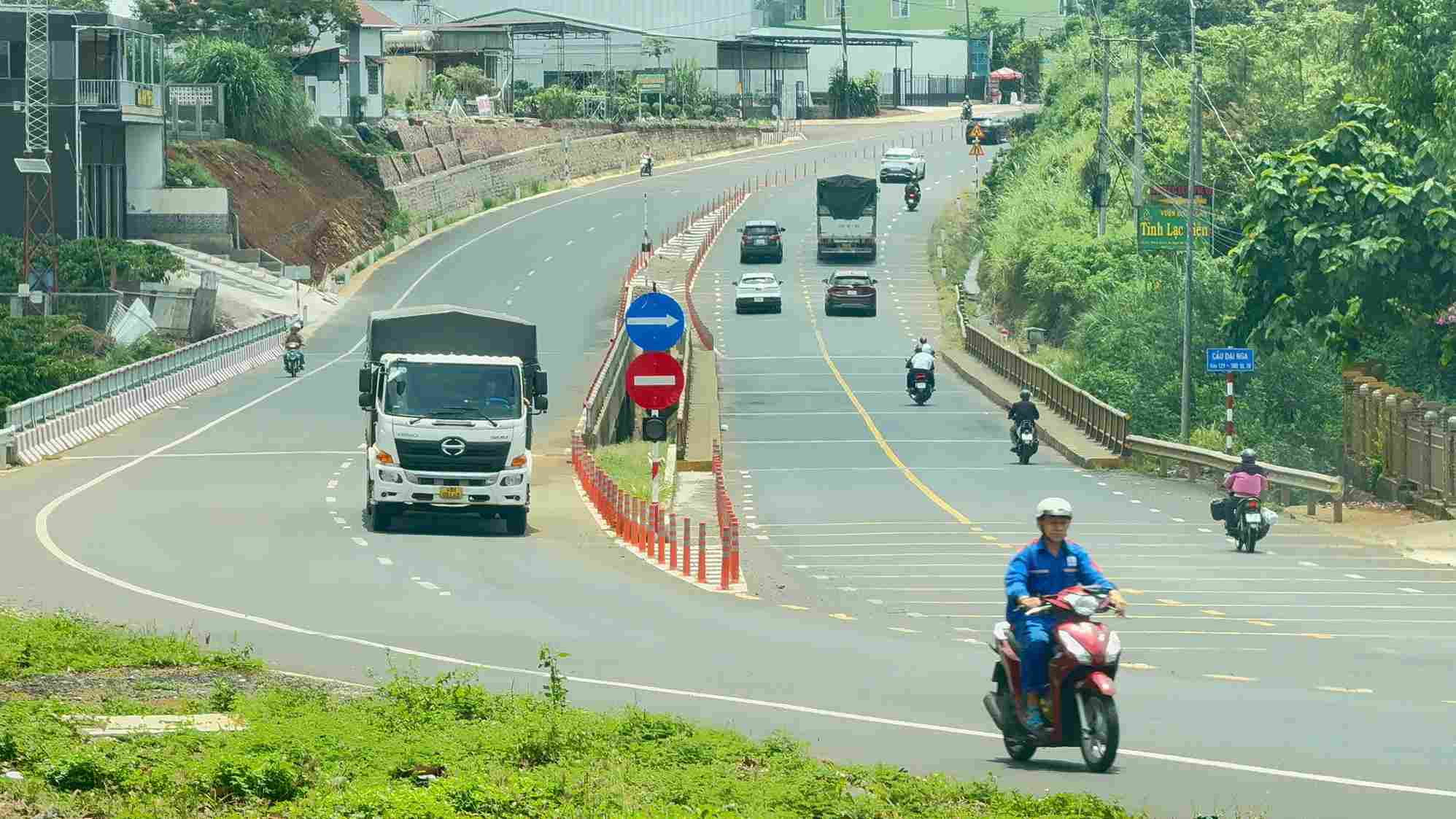 Dai Nga bridge being expanded and put into use has contributed to helping vehicles travel conveniently and safely. Photo: Phuc Khanh