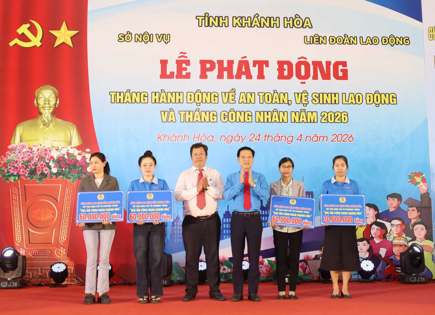 Khanh Hoa Trade Union awards funds to support union members to build Trade Union Shelter houses at the launching ceremony of Workers' Month 2026. Photo: Phuong Linh
