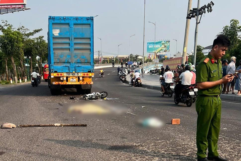 Scene of the accident between a motorbike and a tractor-trailer on National Highway 19, passing through Quy Nhon ward (Gia Lai), killing 1 female student. Photo: Ho Huynh