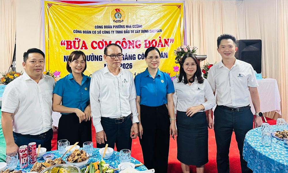 Hoa Cuong Ward Trade Union coordinates with the grassroots Trade Union of Dacinco Construction Investment Co., Ltd. to organize the "Trade Union Meal" program for workers constructing projects in Da Nang city. Photo: Hoa Cuong Trade Union