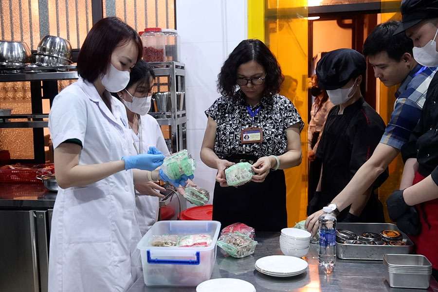 Food poisoning increases, Hanoi mobilizes forces to inspect food safety and hygiene