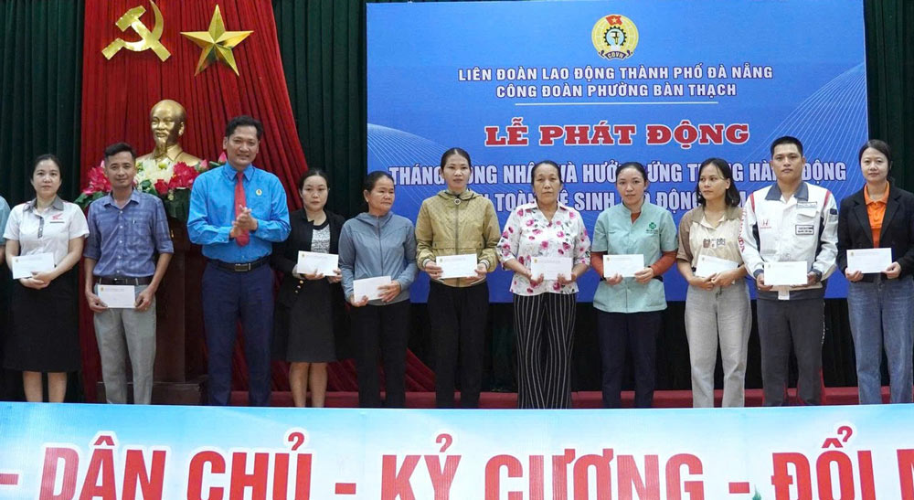 Ban Thach Ward Trade Union presents 38 gifts to workers and laborers in difficult circumstances with a total budget of 38 million VND. Photo: Ban Thach Trade Union