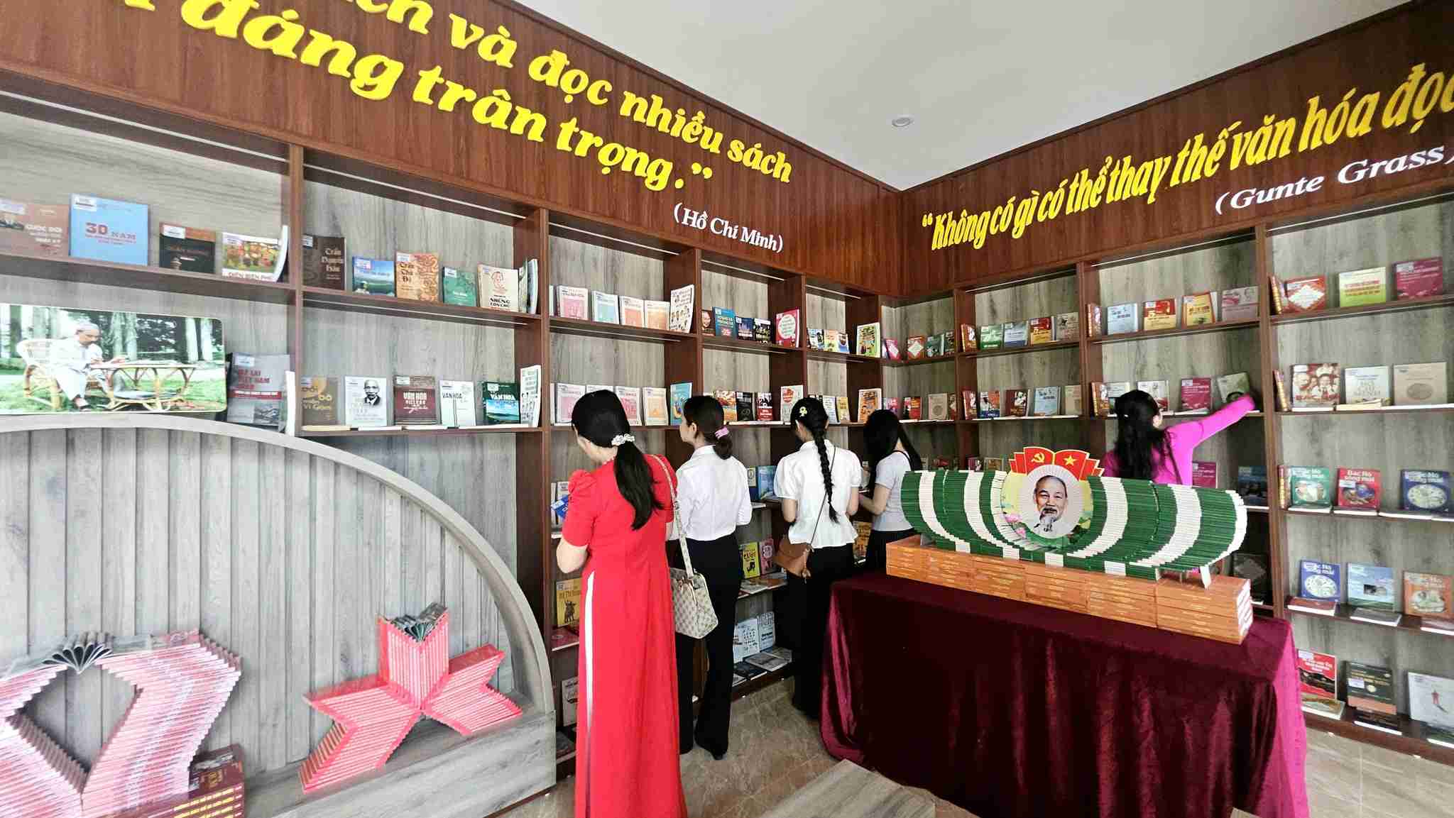 The library space at Kim Lien Special National Relic Area attracts a large number of visitors, contributing to spreading reading culture in the community. Photo: Mai Ngan