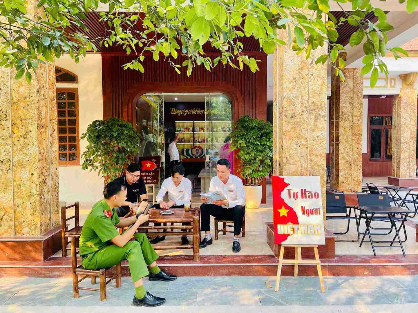 Độc giả đọc sách tại không gian thư viện ở Khu di tích quốc gia đặc biệt Kim Liên, góp phần lan tỏa văn hóa đọc trong cộng đồng. Ảnh: Mai Ngân 