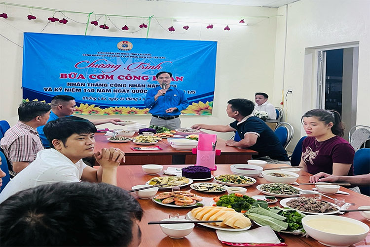 Mr. Pham Ngoc Dang - Vice Chairman of Lai Chau Provincial Labor Federation speaking at the "Trade Union Meal" Program. Photo: Thanh Huyen