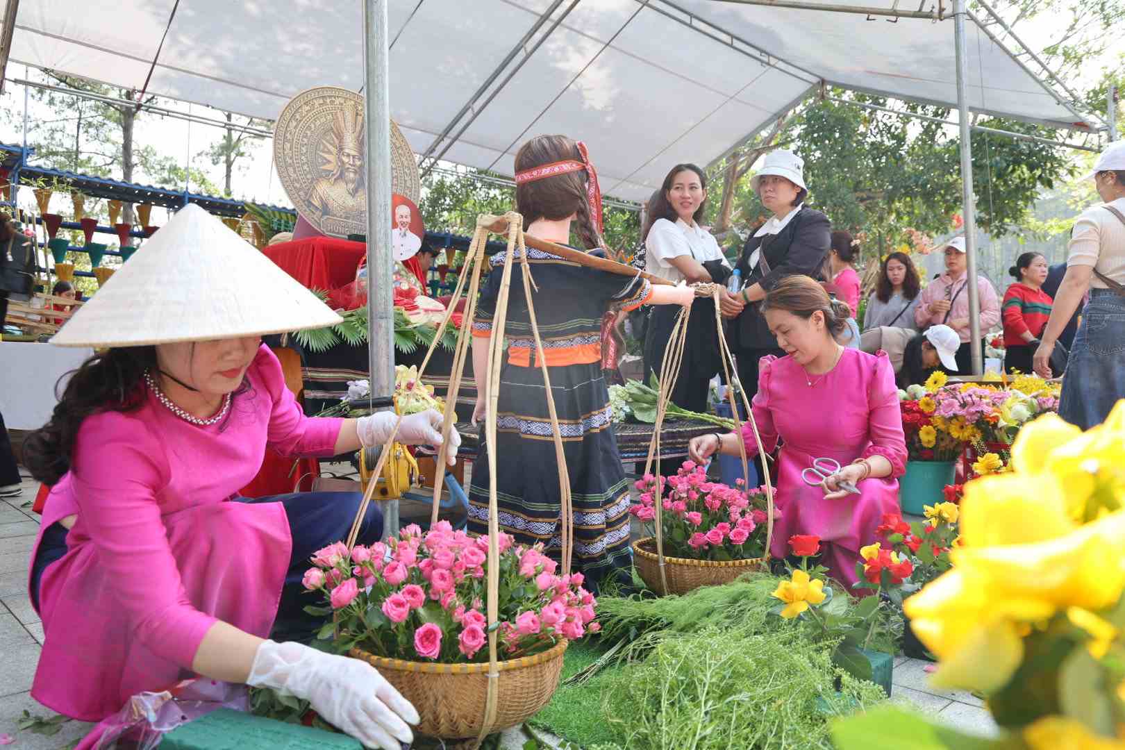 Các đội tham gia phần thi cắm hoa tại hội thi. Ảnh: Thần Hy 