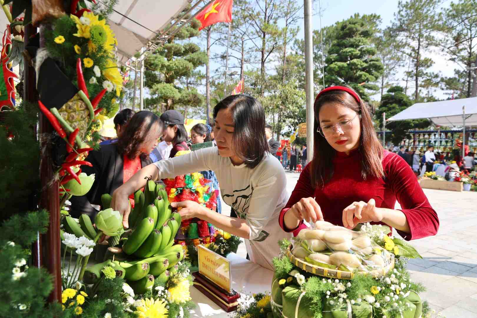 Hội thi diễn ra trong không khí thi đua sôi nổi hướng về ngày Giỗ Tổ Hùng Vương. Ảnh: Thần Hy 