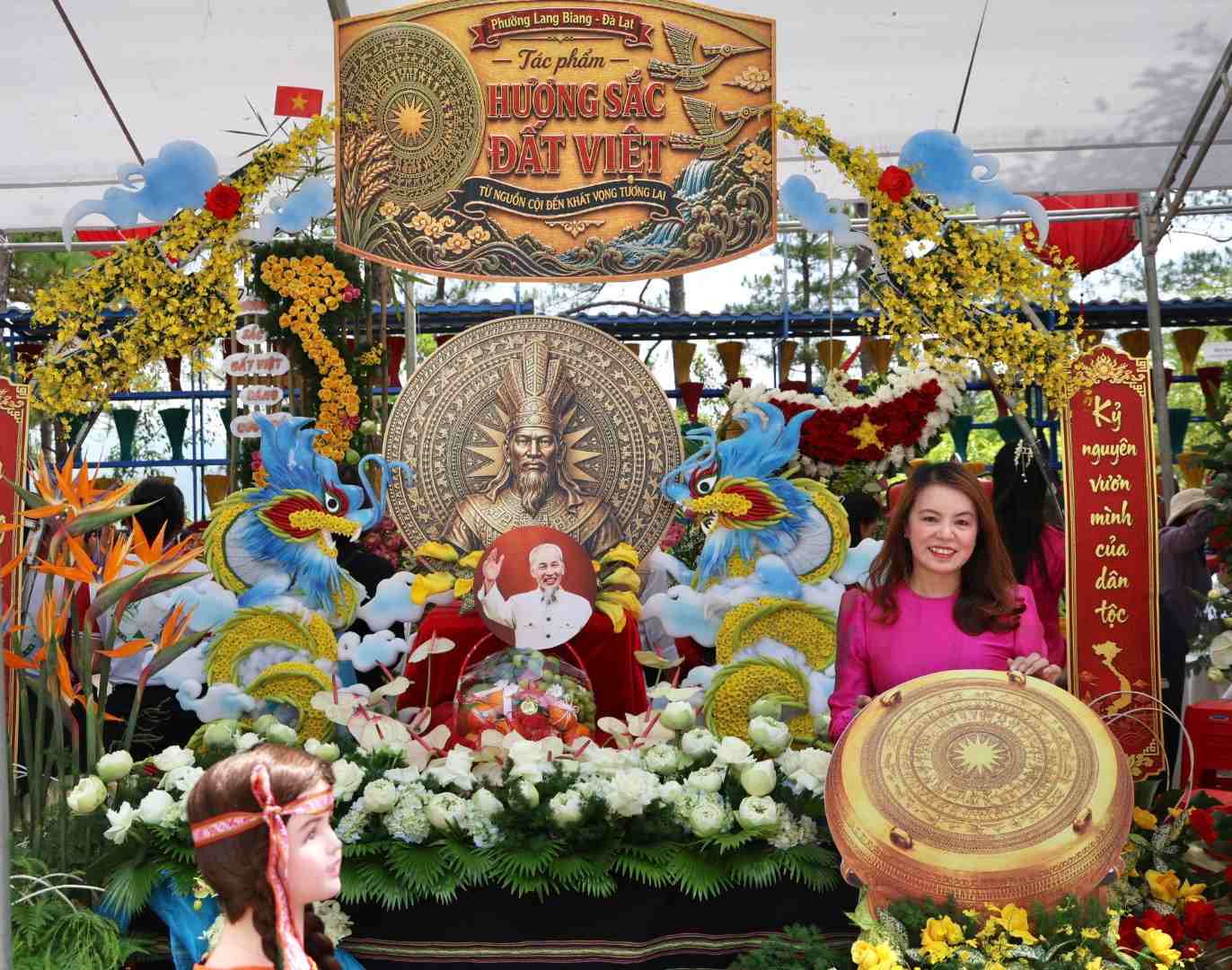 Tác phẩm “Hương sắc đất Việt” của phường Lang Biang – Đà Lạt được đầu tư công phu, nổi bật với bố cục hài hòa và cách phối hợp hoa tươi. Ảnh: Thần Hy 