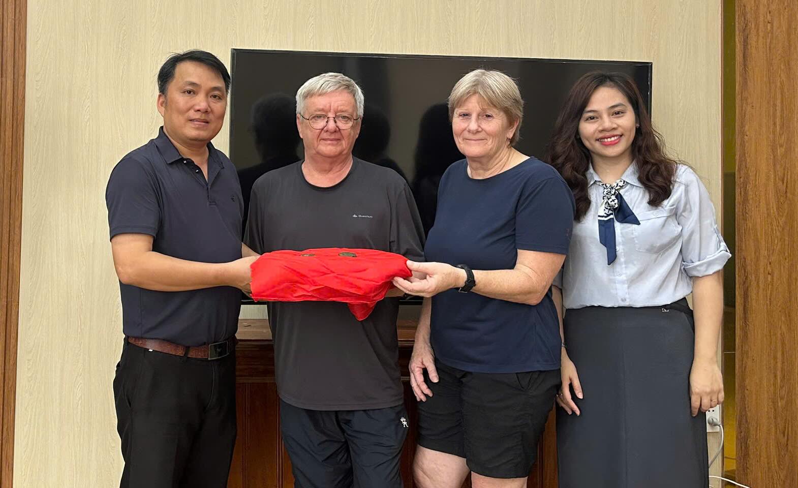 Vợ chồng Tiến sĩ Howard Limbert tặng 2 rìu đá cho Bảo tàng tỉnh Quảng Trị. Ảnh: Mai Thế Trung