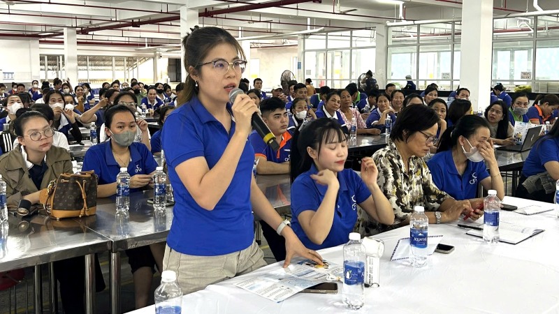 Da Nang City Labor Federation in coordination with the City Social Insurance organized a policy propaganda conference at Celebrity Fashion Vina Co., Ltd. (a Korean-invested enterprise in Tam Thang Industrial Park, Ban Thach ward, Da Nang). Photo: Truong An