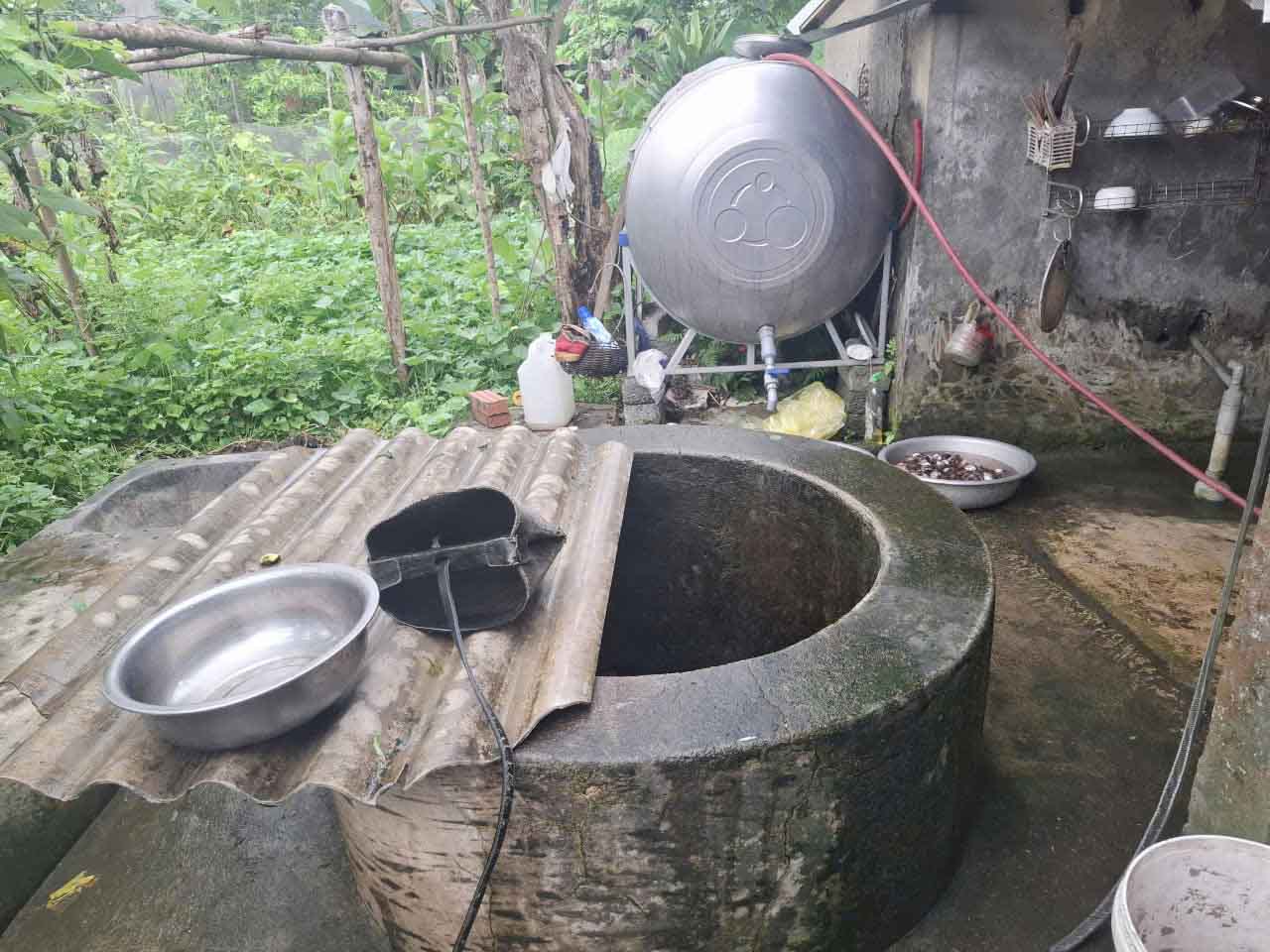 Giếng nước của nhiều hộ dân ở xã Đồng Lộc bị nhiễm phèn. Ảnh: Trần Tuấn