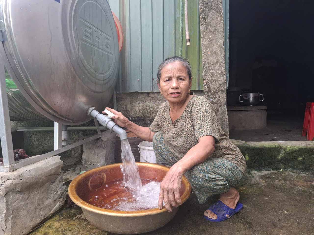 Ms. Tai's family and many people in Dong Loc commune are having to filter alum-contaminated well water for use. Photo: Tran Tuan