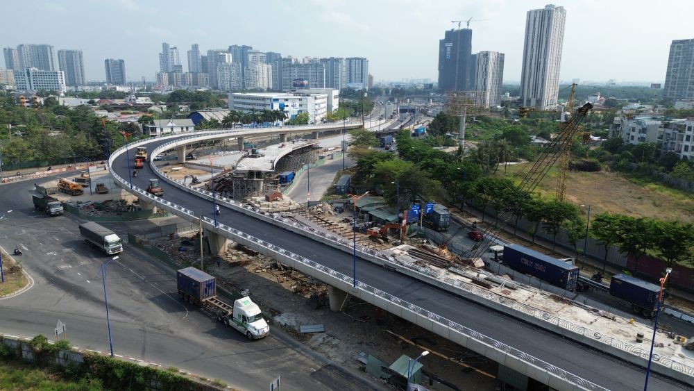 Close-up of the completed An Phu intersection N3 overpass branch to be opened to traffic next week