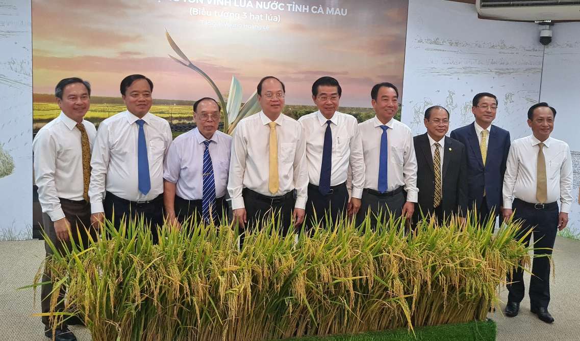 Lãnh đạo, nguyên lãnh đạo tỉnh Cà Mau chụp ảnh lưu niệm bên trong Bảo tàng Lúa nước tỉnh Cà Mau. Ảnh: Nhật Hồ.