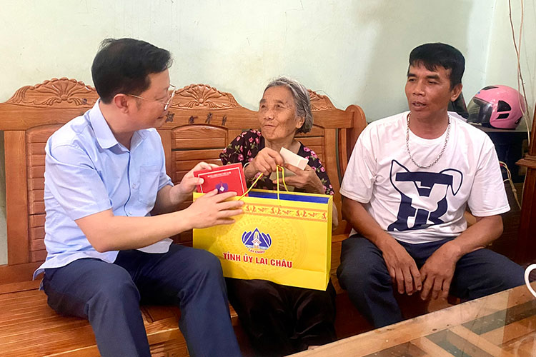 Mr. Nguyen Ngoc Vinh - Deputy Secretary of the Provincial Party Committee, Chairman of the Vietnam Fatherland Front Committee of Lai Chau province presents gifts to policy families in Sin Suoi Ho commune. Photo: Thu Hang