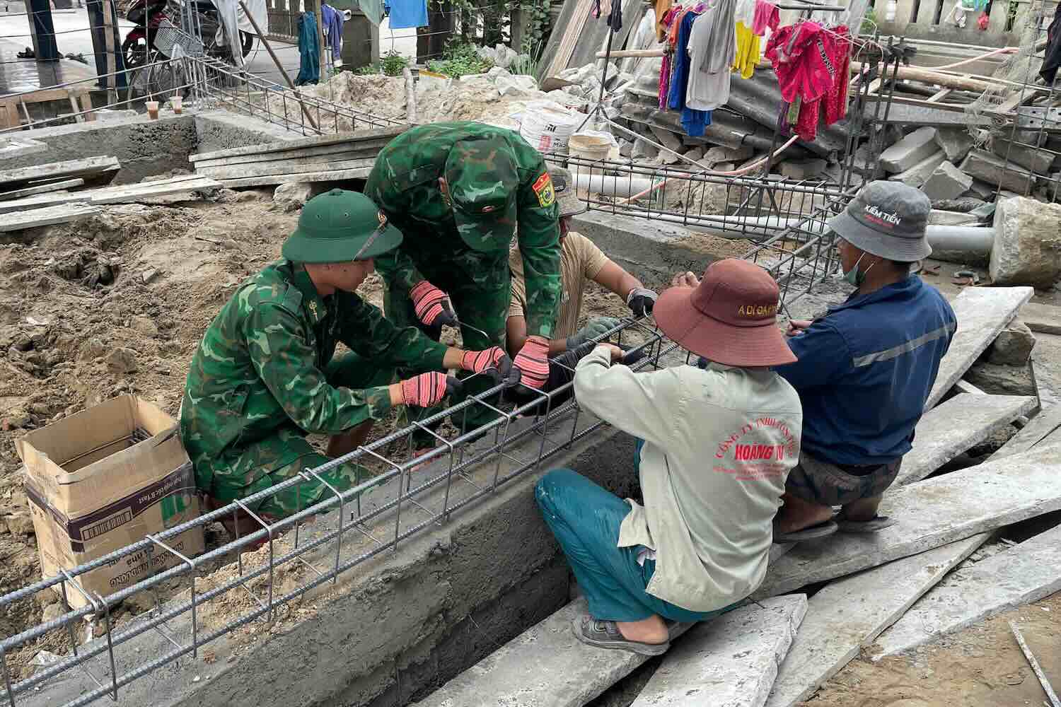 Border guards support people building houses. Photo: Vo Tien.